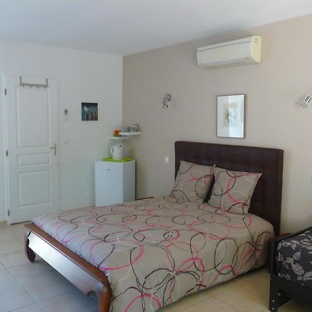 Villa Des Masques Aubais Room photo